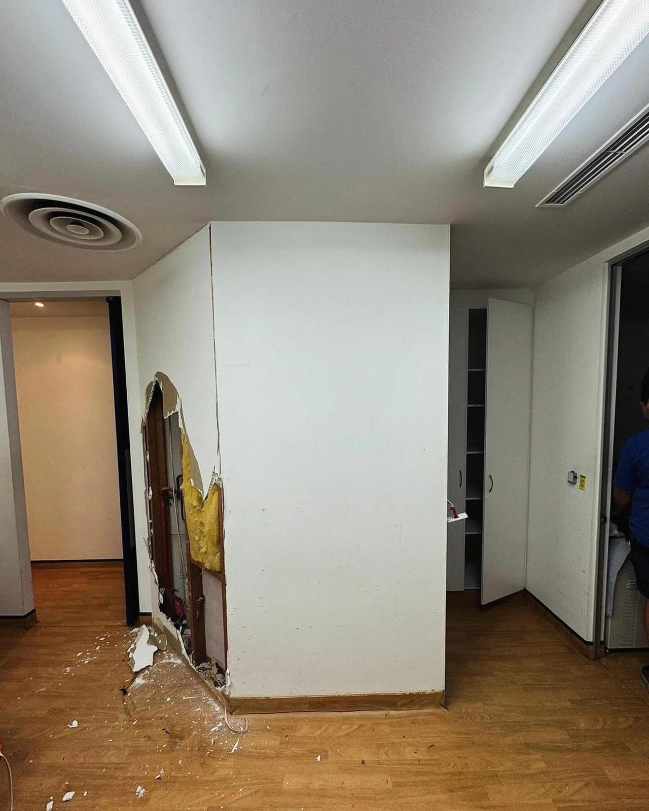 Internal room with a central wall enclosure before selected removal